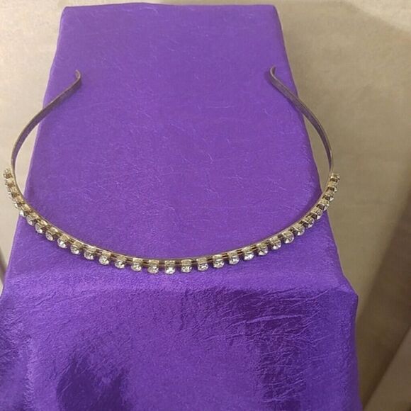 SILVER HAIR BAND WITH DECORATIVE RHINESTONES. - Picture 1 of 3